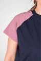 Detailansicht auf Raclan Schnitt T-Shirt "Sista" dunkelblau und rosa