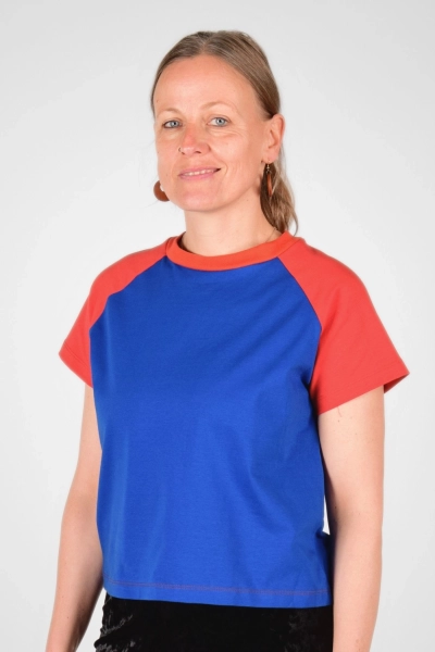 Frontansicht von T-Shirt "Sista" im Raclan Schnitt blau und rot