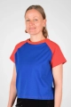 Frontansicht von T-Shirt "Sista" im Raclan Schnitt blau und rot