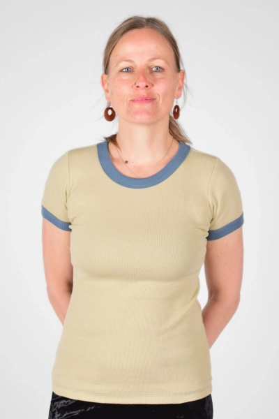 Frontansicht von T-Shirt "Polina" aus Baumwolle in beige mit blauen Bündchen