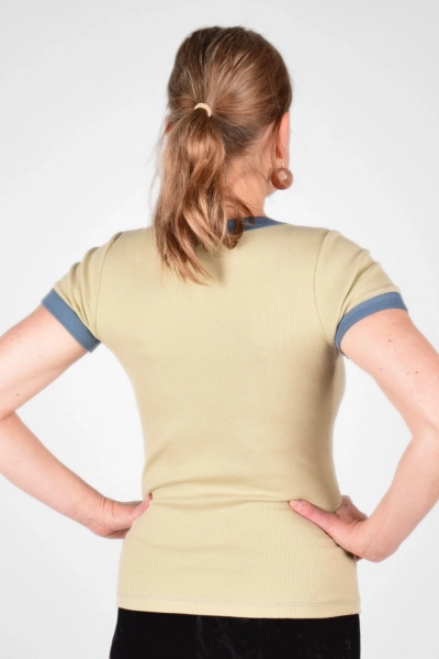 Frontansicht von T-Shirt "Polina" aus Baumwolle in beige mit blauen Bündchen