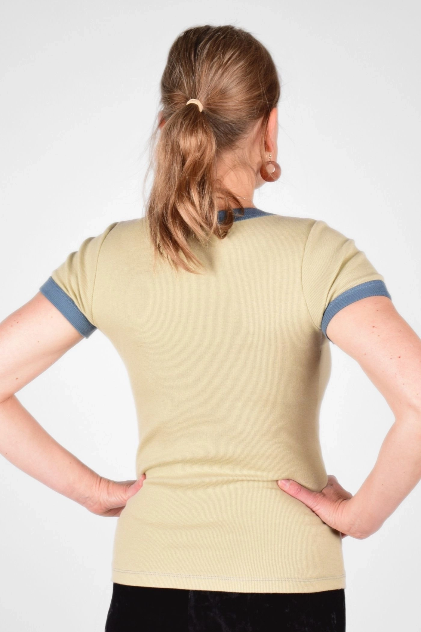 Rückansicht von T-Shirt "Polina" aus Baumwolle in beige mit blauen Bündchen