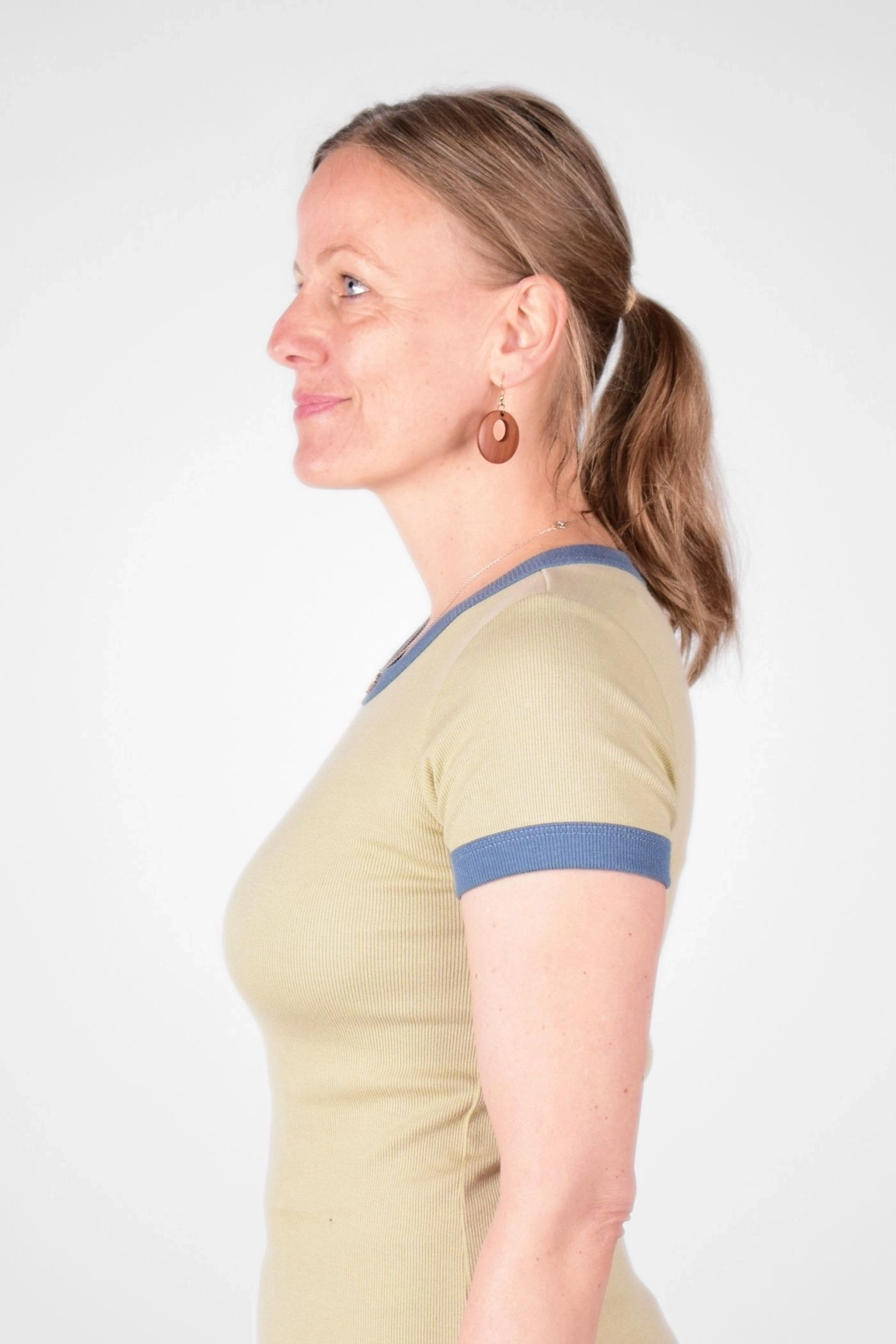 Linke Seitenansicht von T-Shirt "Polina" aus Baumwolle in beige mit blauen Bündchen