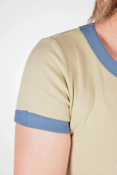 Detailaufnahme von T-Shirt "Polina" aus Baumwolle in beige mit blauen Bündchen