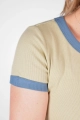 Detailaufnahme von T-Shirt "Polina" aus Baumwolle in beige mit blauen Bündchen
