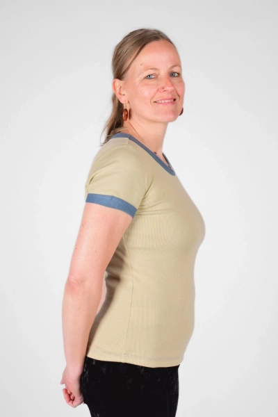 Rechte Seitenansicht von T-Shirt "Polina" aus Baumwolle in beige mit blauen Bündchen