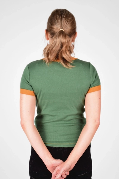 Rückansicht von T-Shirt "Polina" aus Baumwolle in Grün mit Bündchen in Ocker
