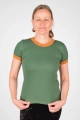 Frontansicht von T-Shirt "Polina" aus Baumwolle in Grün mit Bündchen in Ocker