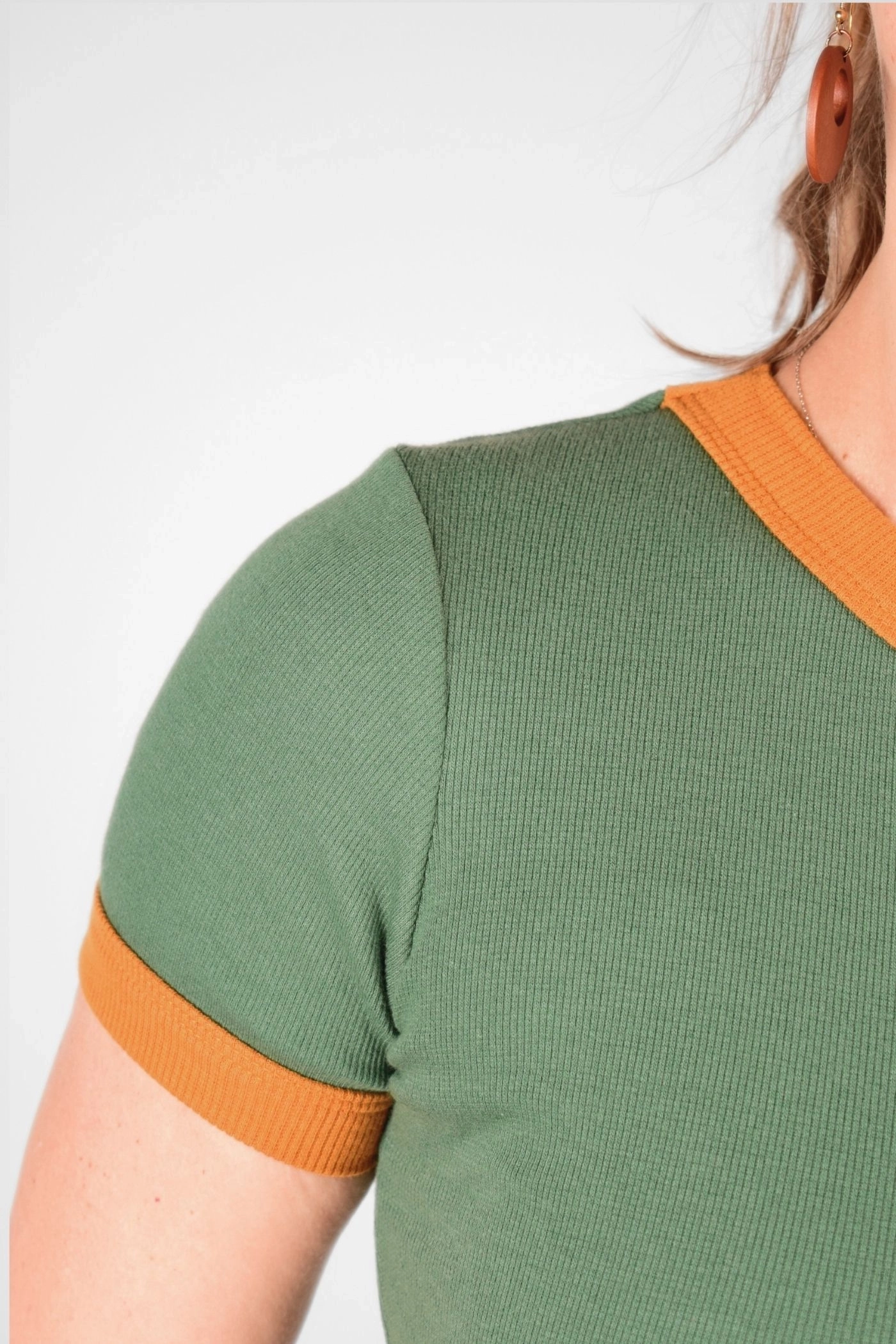 Detail von T-Shirt "Polina" aus Baumwolle in Grün mit Bündchen in Ocker