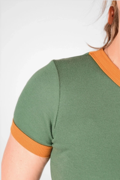 Detail von T-Shirt "Polina" aus Baumwolle in Grün mit Bündchen in Ocker