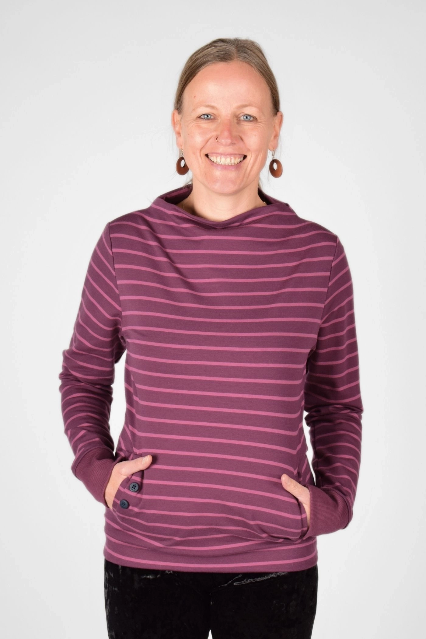 Frontale Sicht auf Pullover "Esta" aus Baumwolle in violet pink gestreift