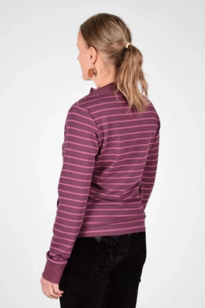 Frontale Sicht auf Pullover "Esta" aus Baumwolle in violet pink gestreift