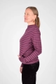 linke Seitenansicht auf Pullover "Esta" aus Baumwolle in violet pink gestreift