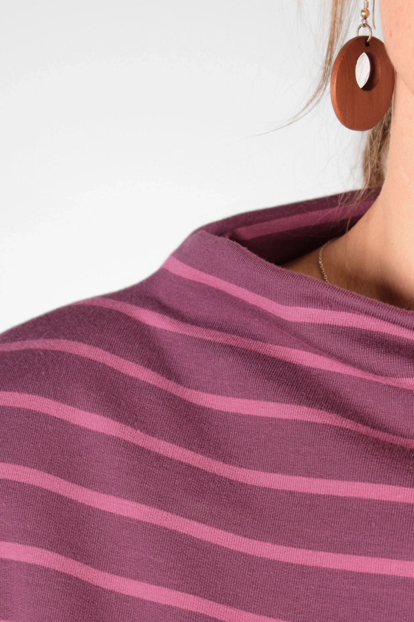 Detail des Kragens von Pullover "Esta" aus Baumwolle in violet pink gestreift