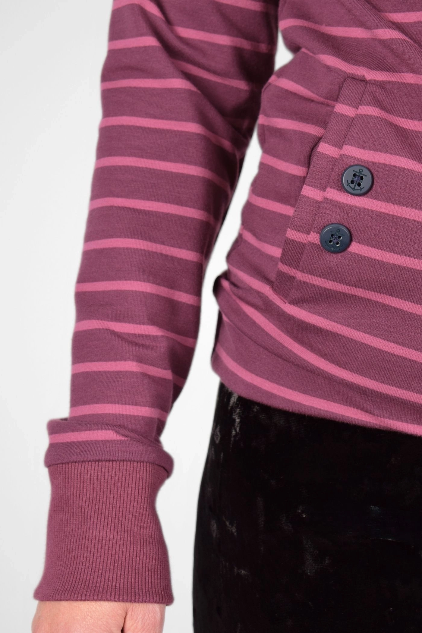 Detail der Bauchtasche von Pullover "Esta" aus Baumwolle in violet pink gestreift