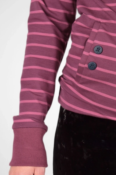 Detail der Bauchtasche von Pullover "Esta" aus Baumwolle in violet pink gestreift