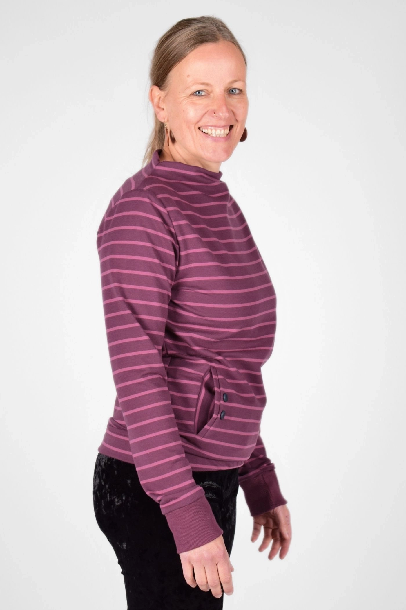 rechte Seitenansicht auf Pullover "Esta" aus Baumwolle in violet pink gestreift