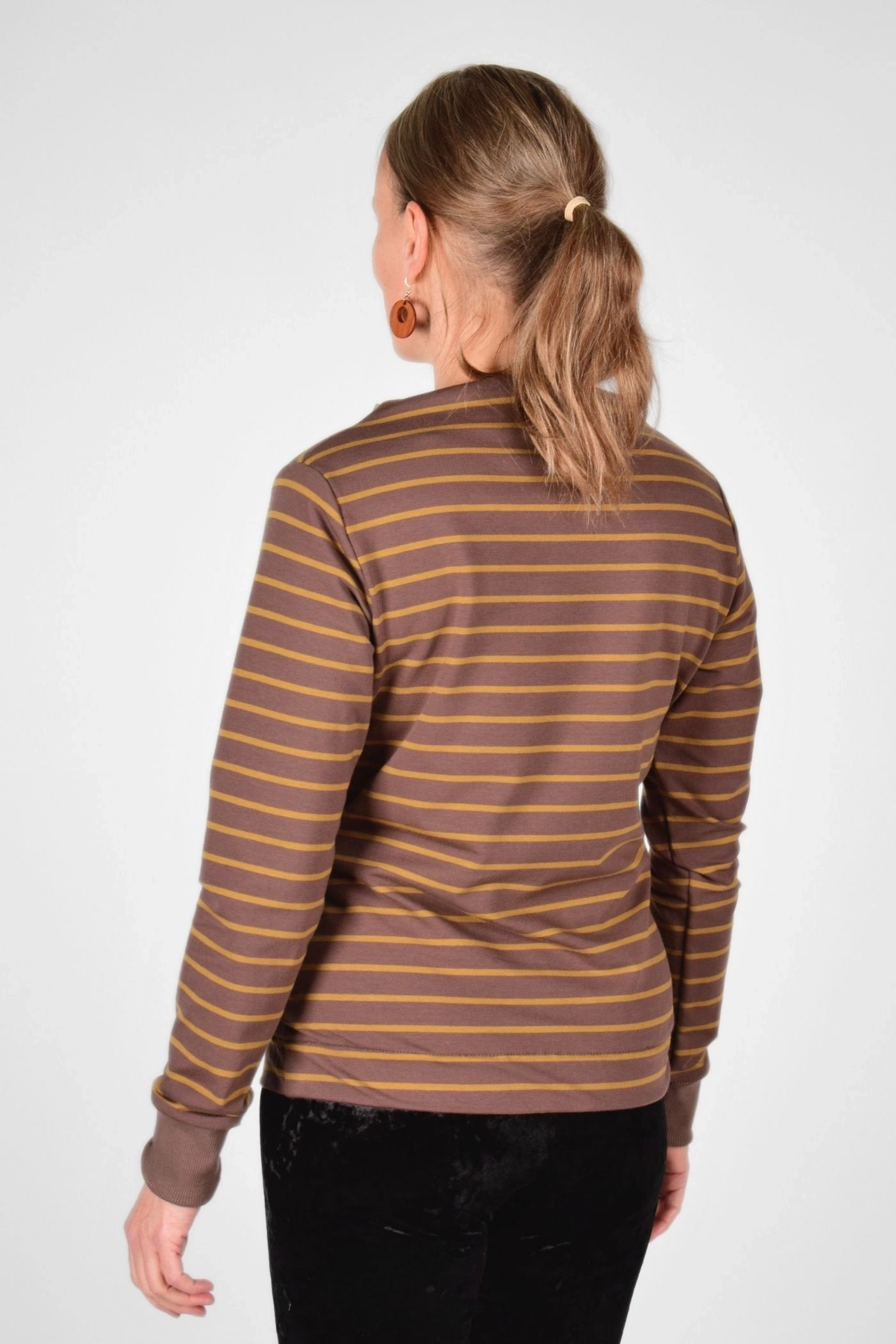 Rückansicht von Pullover "Esta" aus Baumwolle mit braun ocker Streifen
