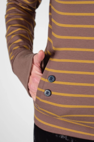 Detail der Bauchtasche von Pullover "Esta" aus Baumwolle mit braun ocker Streifen