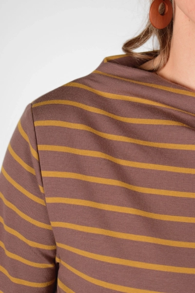 Detail des Kragens von Pullover "Esta" aus Baumwolle mit braun ocker Streifen