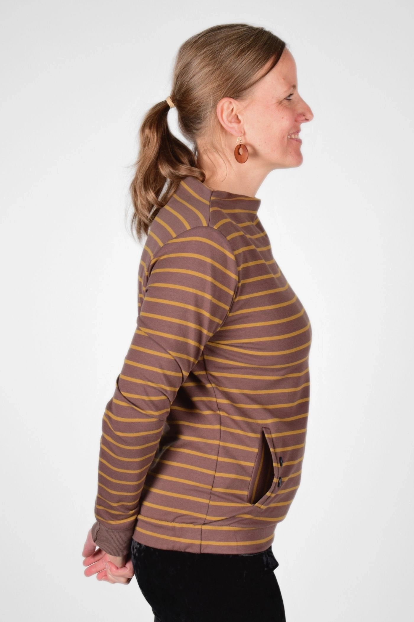 Seitenansicht von Pullover "Esta" aus Baumwolle mit braun ocker Streifen