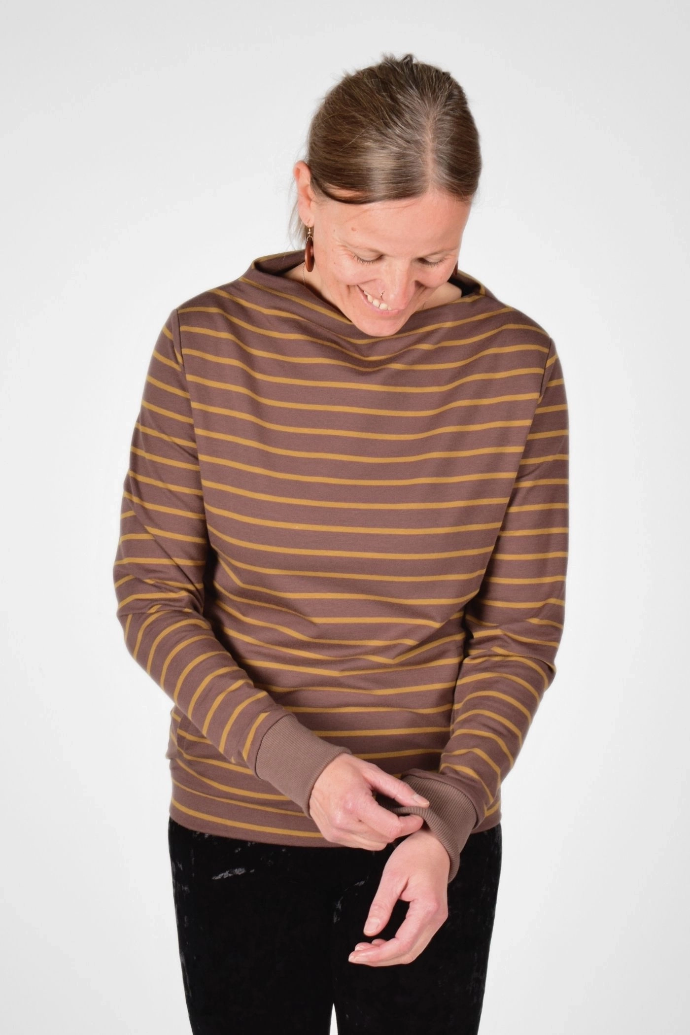 Frontseite von Pullover "Esta" aus Baumwolle mit braun ocker Streifen