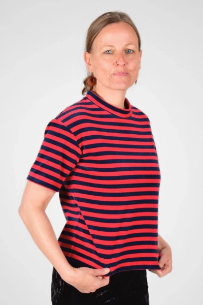 Samt T-Shirt "Katja" Nicki in dunkelblau rot gestreift von der Seite