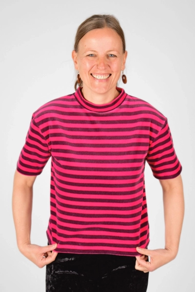 Samt T-Shirt "Katja" in aubergine pink gestreift von vorn