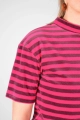 Detailaufnahme des Nicki Stoffes aubergine pink gestreift