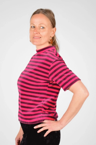 Samt T-Shirt "Katja" in aubergine pink gestreift von der Seite