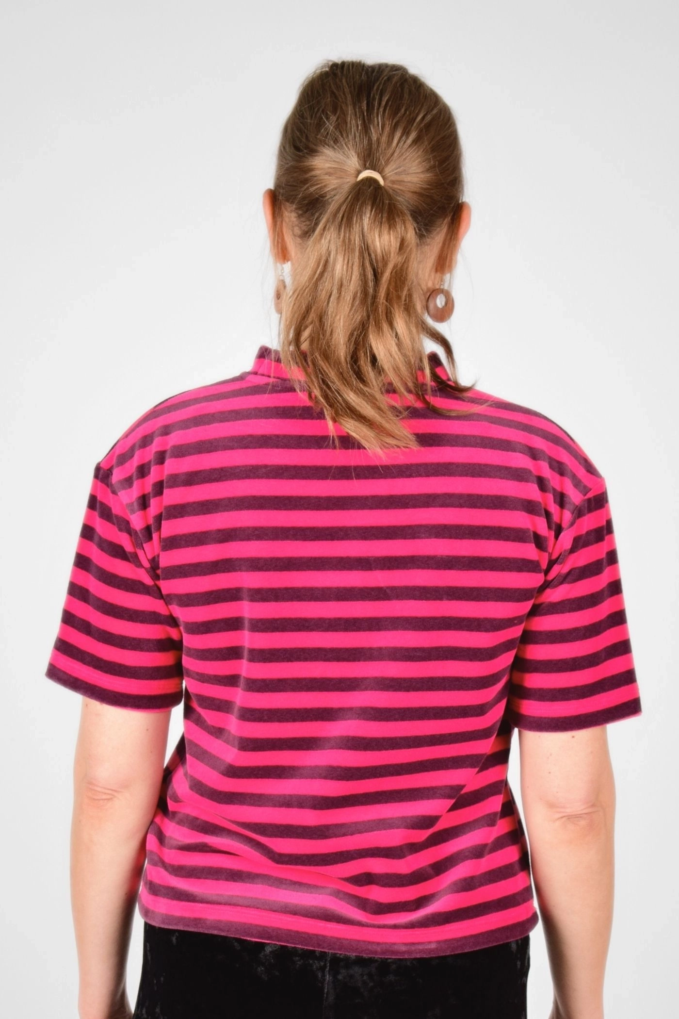 Samt T-Shirt "Katja" in aubergine pink gestreift von hinten