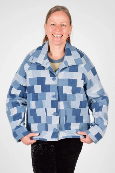geschlossene Jeansjacke "Mirri" im karierten hellblauen Design von vorn