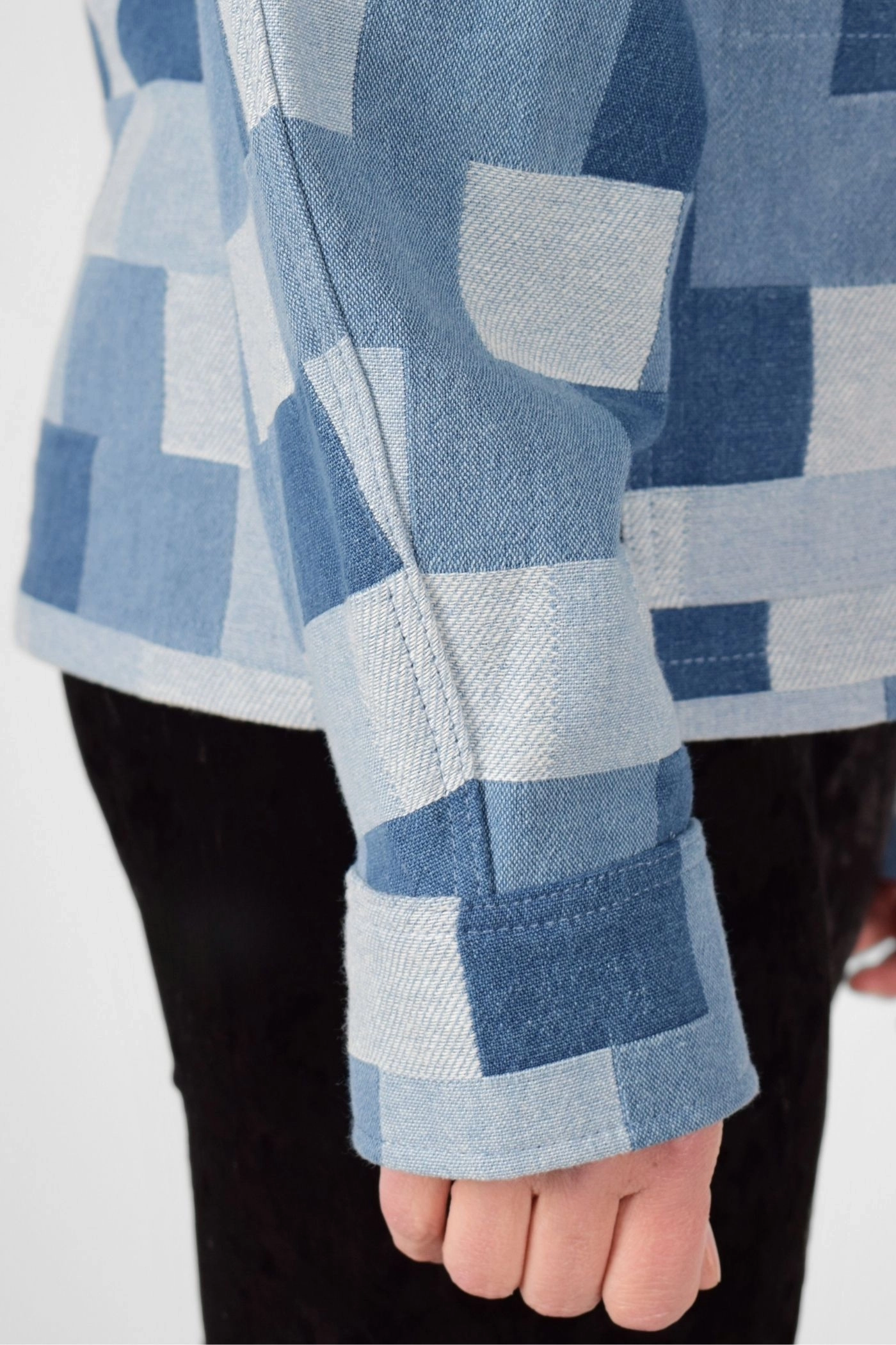 Detail vom Arm der Jeansjacke "Mirri" im karierten hellblauen Design