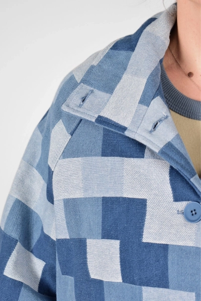 Detail vom Kragen der Jeansjacke "Mirri" im karierten hellblauen Design