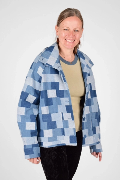 offene Jeansjacke "Mirri" im karierten hellblauen Design von vorn