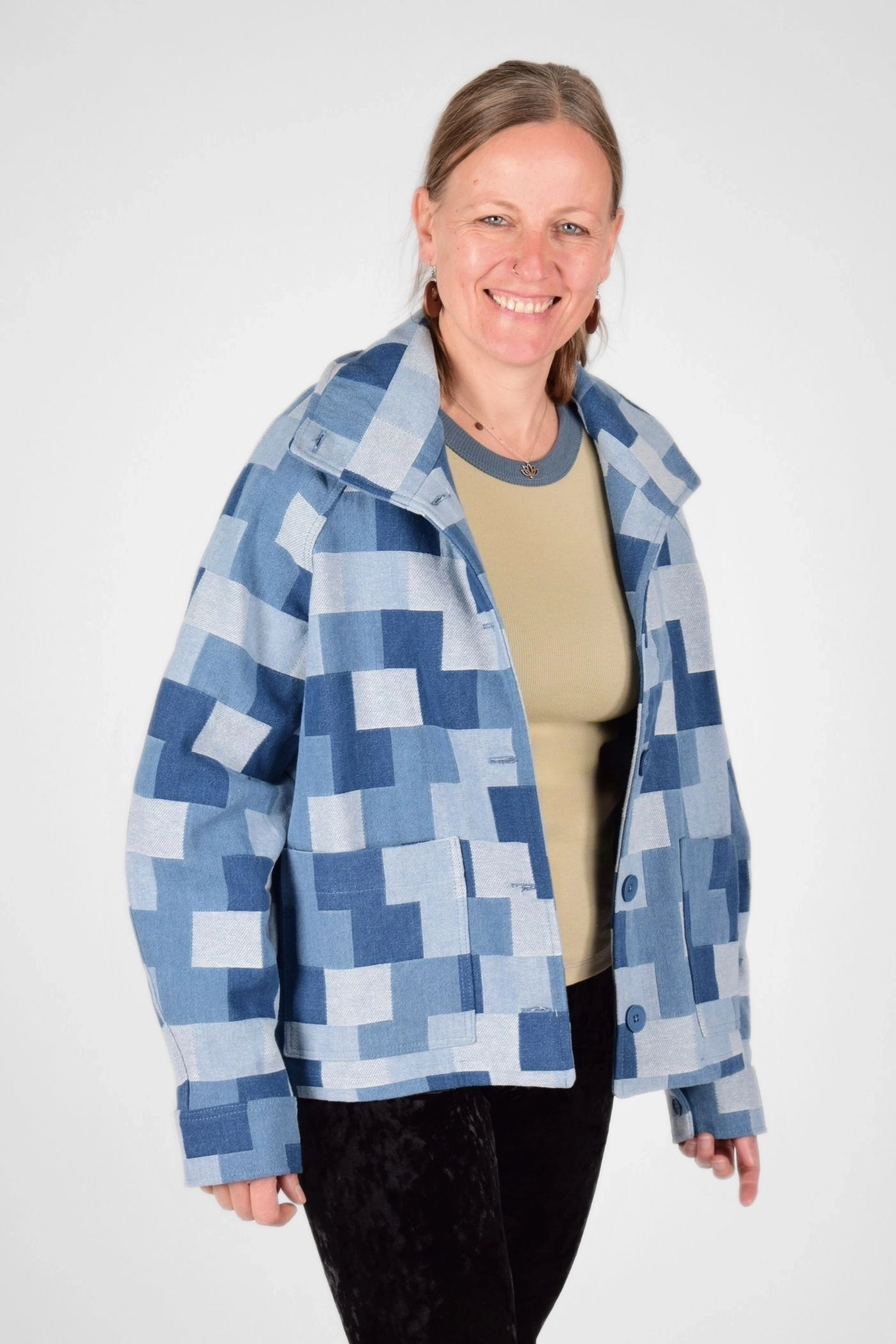 offene Jeansjacke "Mirri" im karierten hellblauen Design von vorn