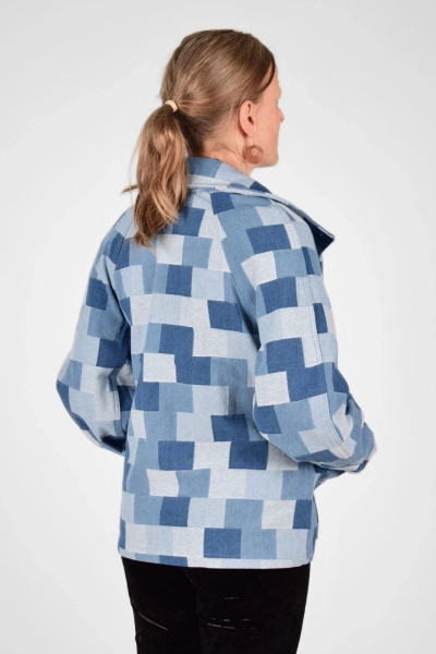 offene Jeansjacke "Mirri" im karierten hellblauen Design von vorn