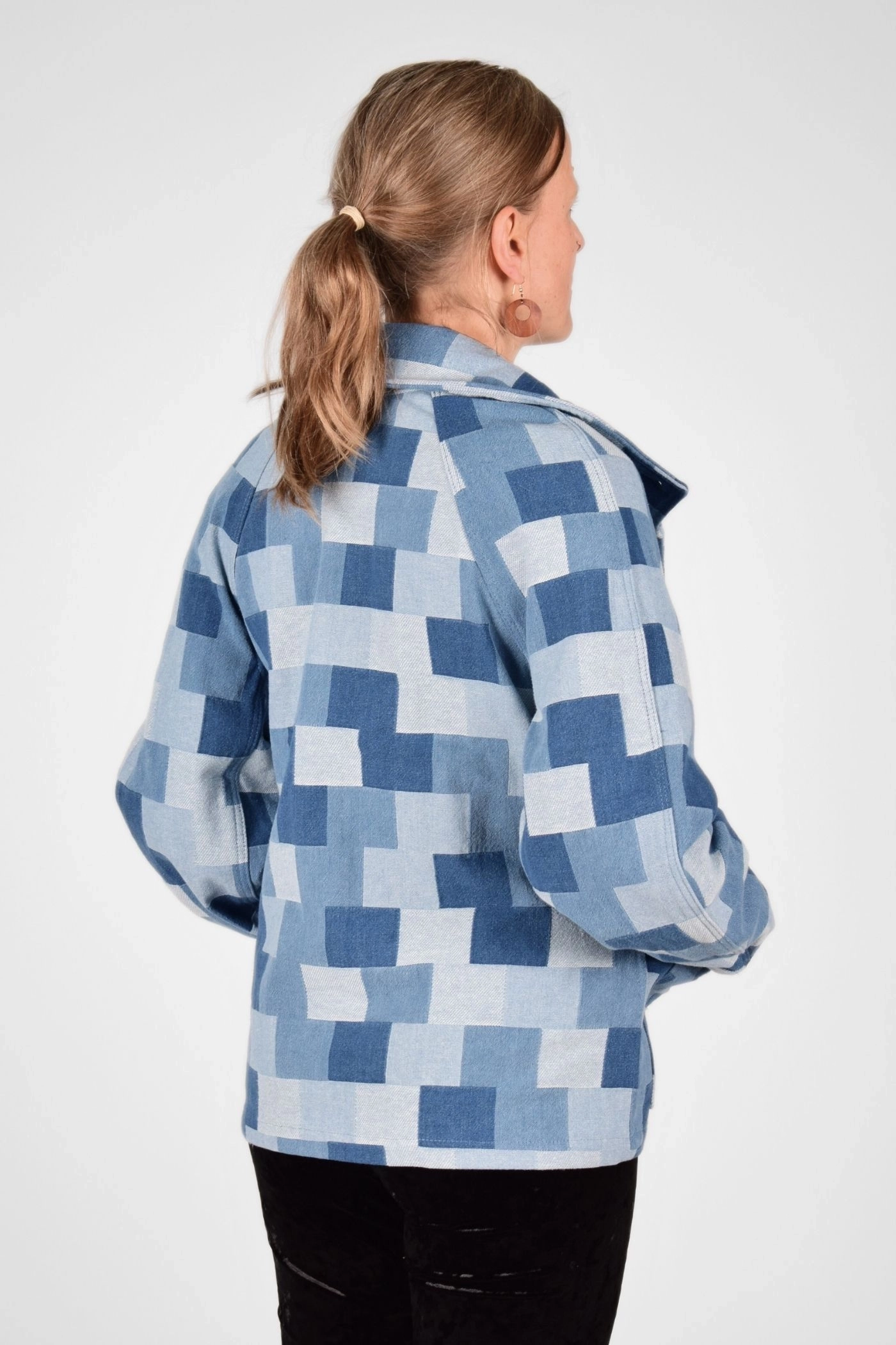 offene Jeansjacke "Mirri" im karierten hellblauen Design von hinten