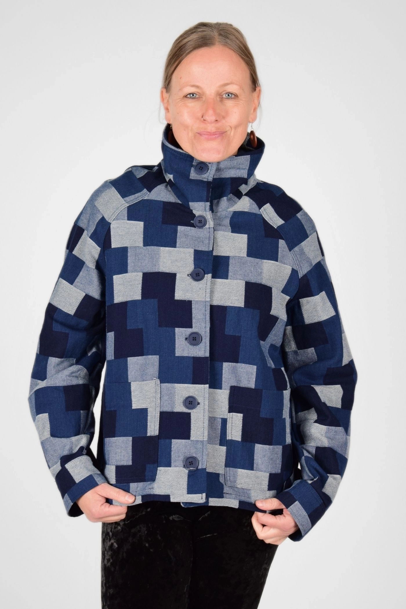 Frontale Sicht von Jeansjacke "Mirri" im dunklen Jeans und kariertem Patchdesign