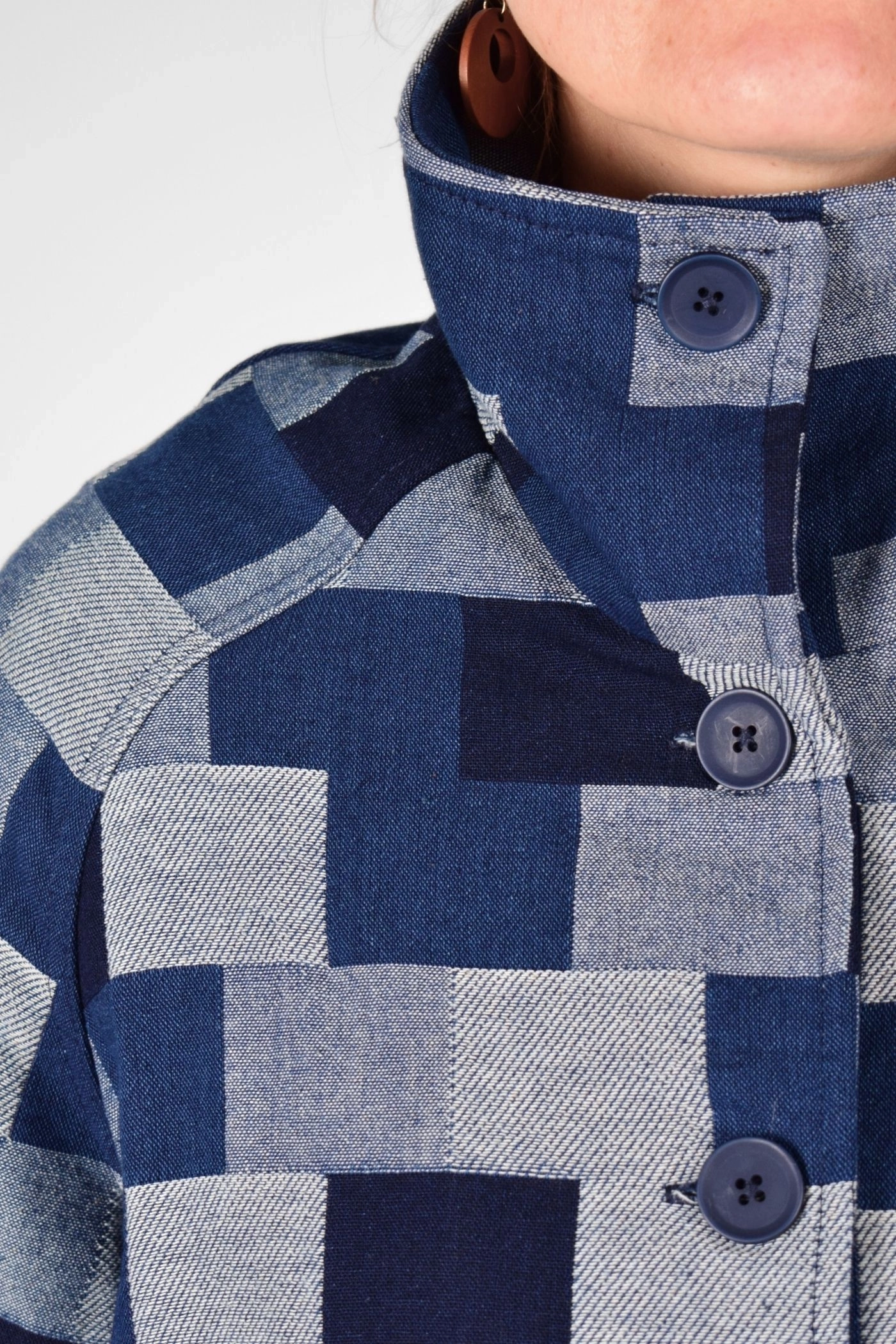 Detail vom Kragen von Jeansjacke "Mirri" im dunklen Jeans und kariertem Patchdesign