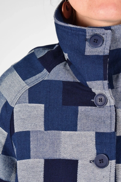 Detail vom Kragen von Jeansjacke "Mirri" im dunklen Jeans und kariertem Patchdesign