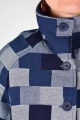 Detail vom Kragen von Jeansjacke "Mirri" im dunklen Jeans und kariertem Patchdesign