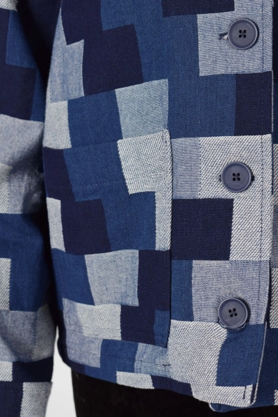 Detail der Knopfleiste von Jeansjacke "Mirri" im dunklen Jeans und kariertem Patchdesign