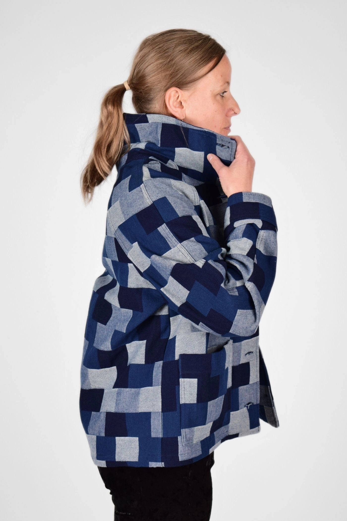 Seitenansicht von Jeansjacke "Mirri" im dunklen Jeans und kariertem Patchdesign