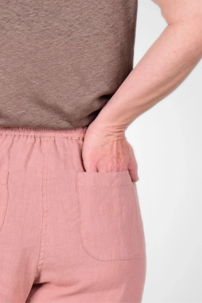 Detailansicht vom Gesäß mit Taschen von Joggpants "Candys" aus Leinen in altrosa