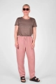 ganzes Model von vorn von Joggpants "Candys" aus Leinen in altrosa