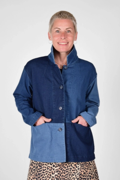 Frontansicht der geschlossenen Jeansjacke "Elyse" in denim blue