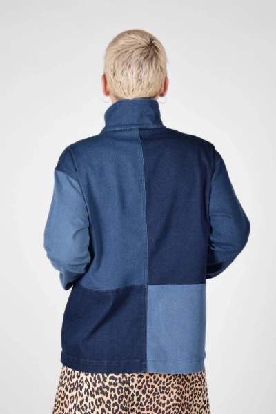 Rückansicht der geschlossenen Jeansjacke "Elyse" in denim blue