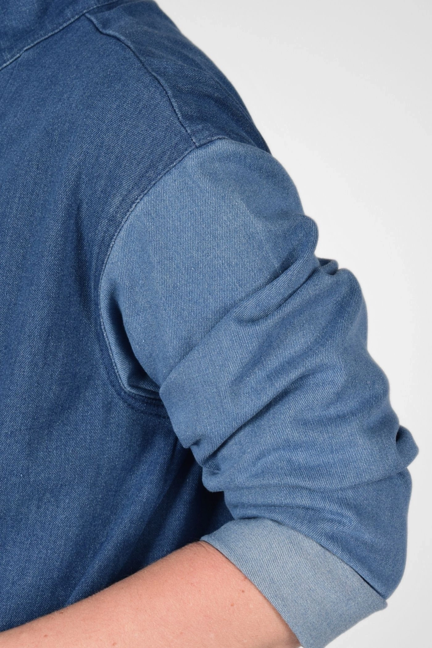 Detailansicht vom Ärmel von Jeansjacke "Elyse" in denim blue