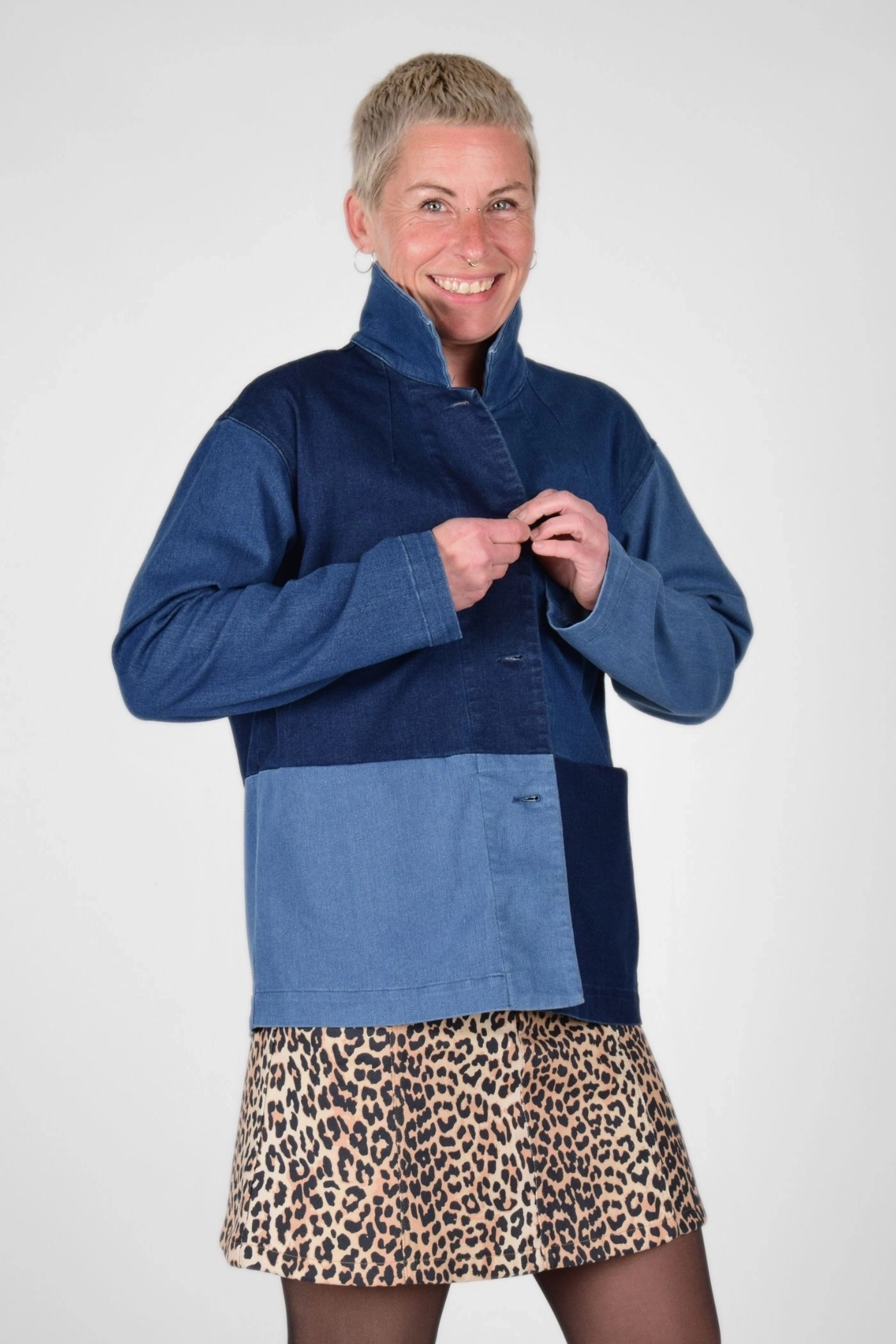 Seitenansicht der Jeansjacke "Elyse" in denim blue